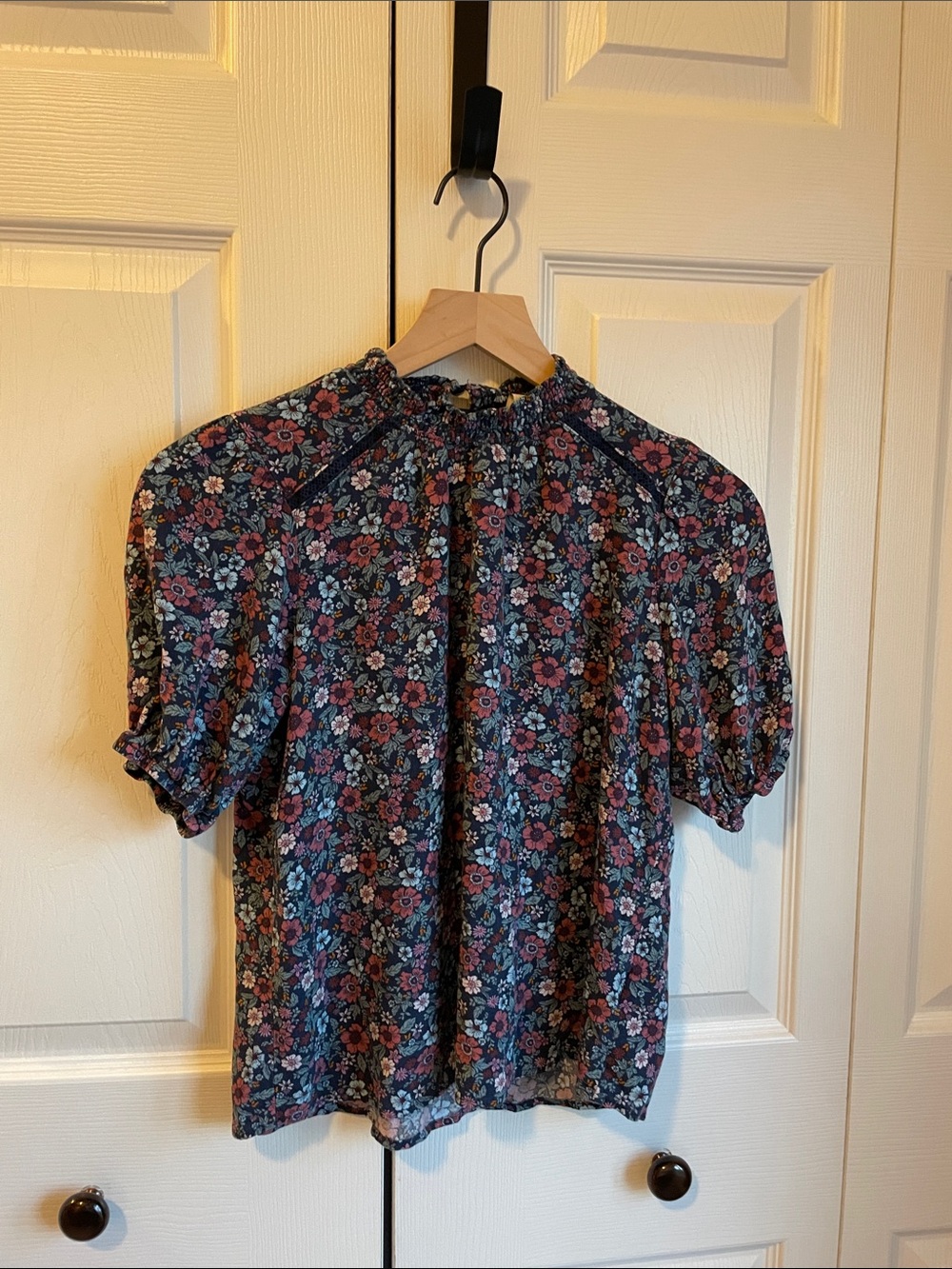 Knox Rose Women's Floral Puff-Sleeve Blouse in Navy and Rose
